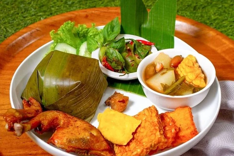 1. Pilih Waktu Liburan yang Tepat, 2. Rencanakan Itinerary yang Matang, 3. Pilih Akomodasi yang Strategis, 4. Hindari Jam-Jam Sibuk, 5. Jelajahi Wisata Alam Bandung, 6. Nikmati Kuliner Khas Bandung, 7. Gunakan Transportasi yang Efisien, 8. Jangan Lupa Membawa Oleh-Oleh