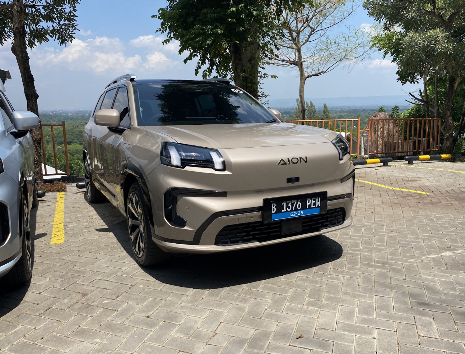 berita, Berita Otomotif, news, Aion V, Media Drive Aion V, Test Drive Aion V; SUV Listrik dengan Kabin Lega, Performa Mumpuni, dan Ada Kulkasnya!, Komitmen Aion dalam Kendaraan Listrik, Pengalaman Berkendara Aion V, Performa di Jalan Tol dan Suspensi yang Nyaman, Kenyamanan di Baris Kedua, Fitur-Fitur Aion V, Kelebihan dan Kekurangan Aion V, Pilihan Warna dan Perkiraan Harga Aion V