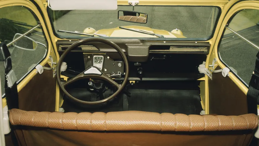 berita, Berita Otomotif, news, Citroën 2CV, Mengenal Lebih Dekat Citroën 2CV, Legenda Prancis yang Konon Hanya Ada 10 Unit di Indonesia, Mobil Rakyat dengan Cita Rasa Teknikal Tinggi, Tampang Lugu, Daya Tarik Tak Terbantahkan, Performa Bukan Prioritas, Kenyamanan yang Utama, Rekayasa yang Sederhana Tapi Cerdas, Nilai Koleksi yang Terus Meningkat, Satu Mobil, Satu Perlawanan terhadap Nazi, Harga Mobil Baru Citroën di Indonesia (Mei 2025)