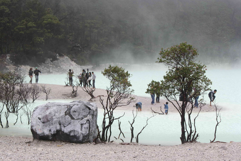 1. Pilih Waktu Liburan yang Tepat, 2. Rencanakan Itinerary yang Matang, 3. Pilih Akomodasi yang Strategis, 4. Hindari Jam-Jam Sibuk, 5. Jelajahi Wisata Alam Bandung, 6. Nikmati Kuliner Khas Bandung, 7. Gunakan Transportasi yang Efisien, 8. Jangan Lupa Membawa Oleh-Oleh