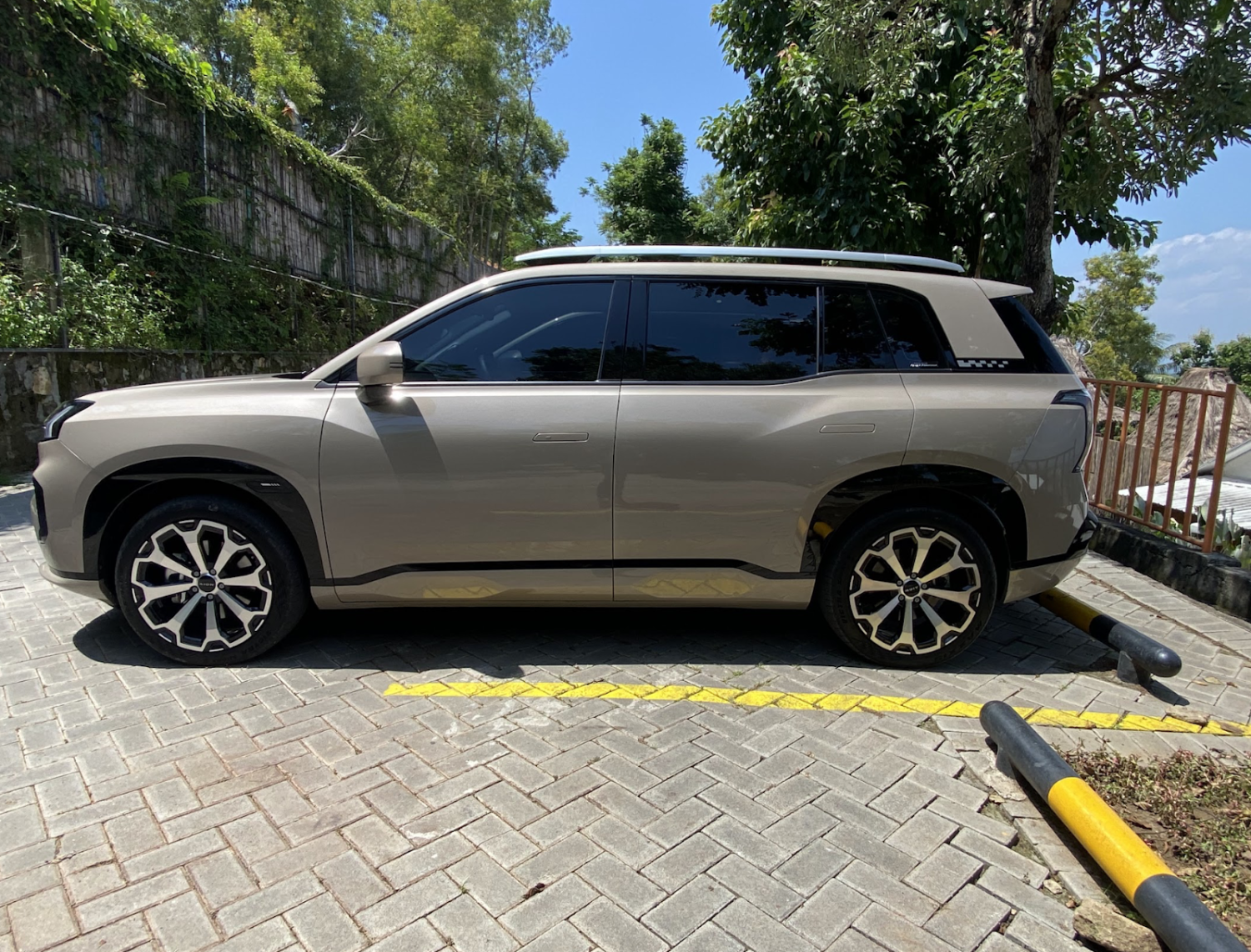 berita, Berita Otomotif, news, Aion V, Media Drive Aion V, Test Drive Aion V; SUV Listrik dengan Kabin Lega, Performa Mumpuni, dan Ada Kulkasnya!, Komitmen Aion dalam Kendaraan Listrik, Pengalaman Berkendara Aion V, Performa di Jalan Tol dan Suspensi yang Nyaman, Kenyamanan di Baris Kedua, Fitur-Fitur Aion V, Kelebihan dan Kekurangan Aion V, Pilihan Warna dan Perkiraan Harga Aion V