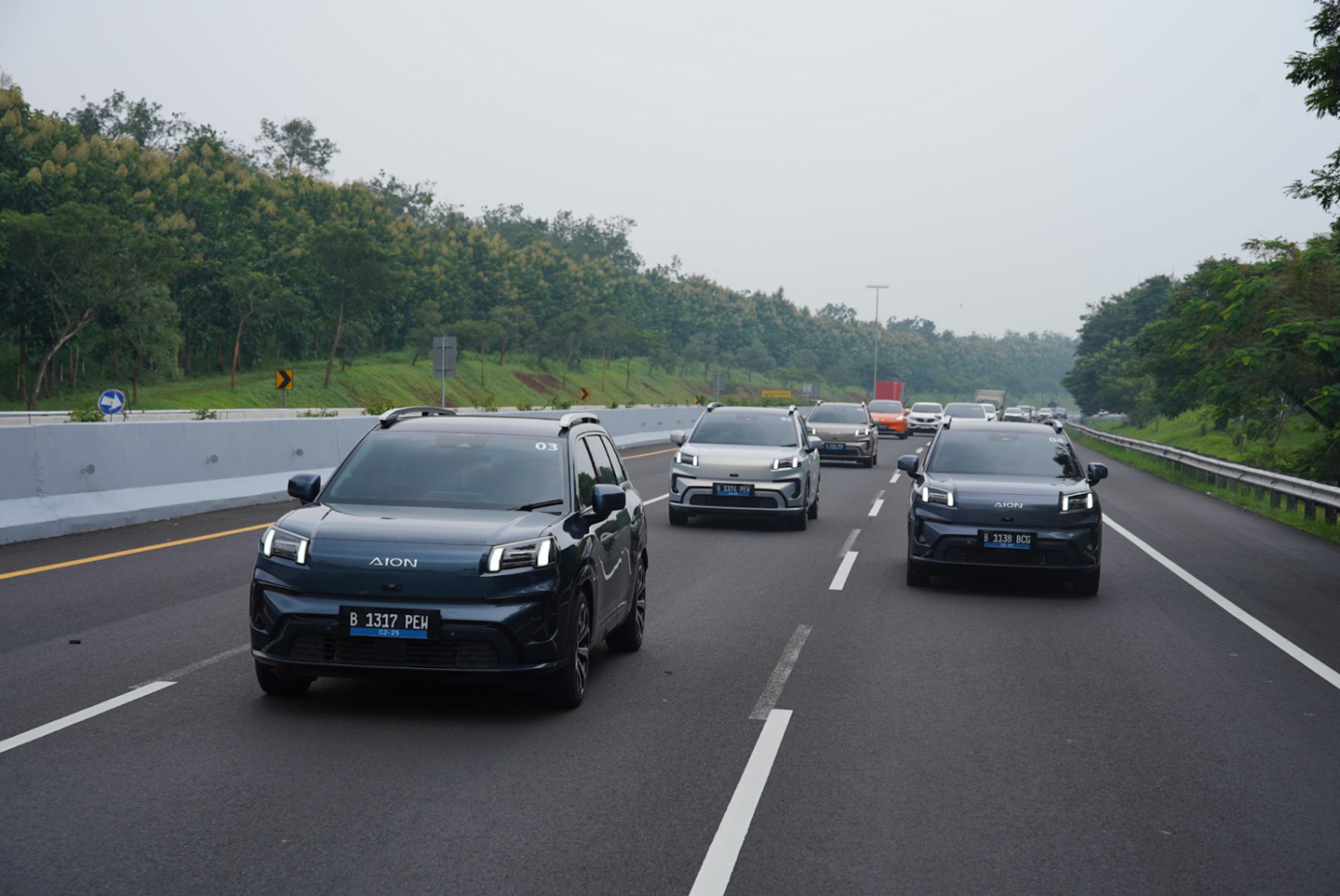 berita, Berita Otomotif, news, Aion V, Media Drive Aion V, Test Drive Aion V; SUV Listrik dengan Kabin Lega, Performa Mumpuni, dan Ada Kulkasnya!, Komitmen Aion dalam Kendaraan Listrik, Pengalaman Berkendara Aion V, Performa di Jalan Tol dan Suspensi yang Nyaman, Kenyamanan di Baris Kedua, Fitur-Fitur Aion V, Kelebihan dan Kekurangan Aion V, Pilihan Warna dan Perkiraan Harga Aion V