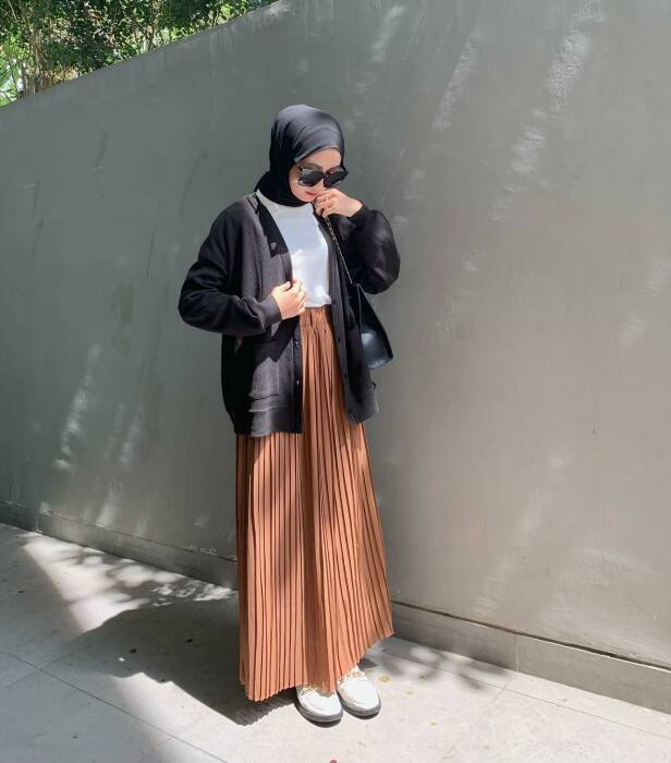 Casual Look untuk Bukber Bareng Teman, Modest & Formal Look untuk Acara Keluarga, Rok Plisket untuk ke Kantor, Tampil Stylish waktu Ngabuburit