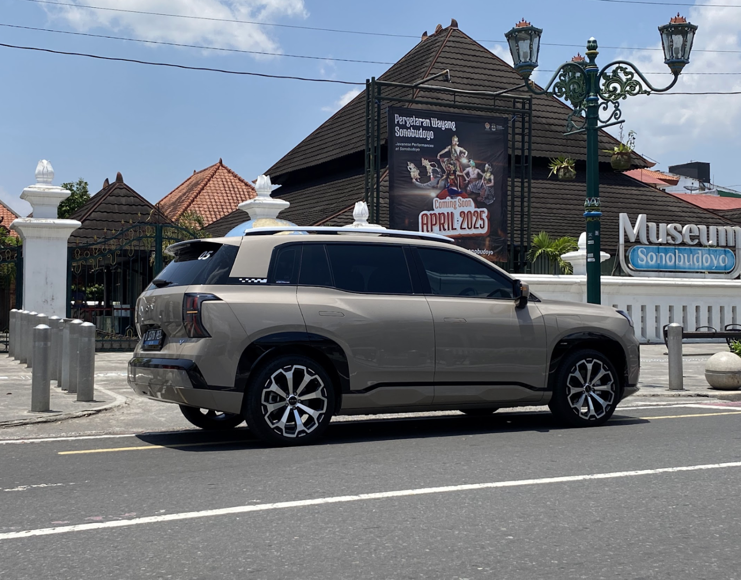 berita, Berita Otomotif, news, Aion V, Media Drive Aion V, Test Drive Aion V; SUV Listrik dengan Kabin Lega, Performa Mumpuni, dan Ada Kulkasnya!, Komitmen Aion dalam Kendaraan Listrik, Pengalaman Berkendara Aion V, Performa di Jalan Tol dan Suspensi yang Nyaman, Kenyamanan di Baris Kedua, Fitur-Fitur Aion V, Kelebihan dan Kekurangan Aion V, Pilihan Warna dan Perkiraan Harga Aion V