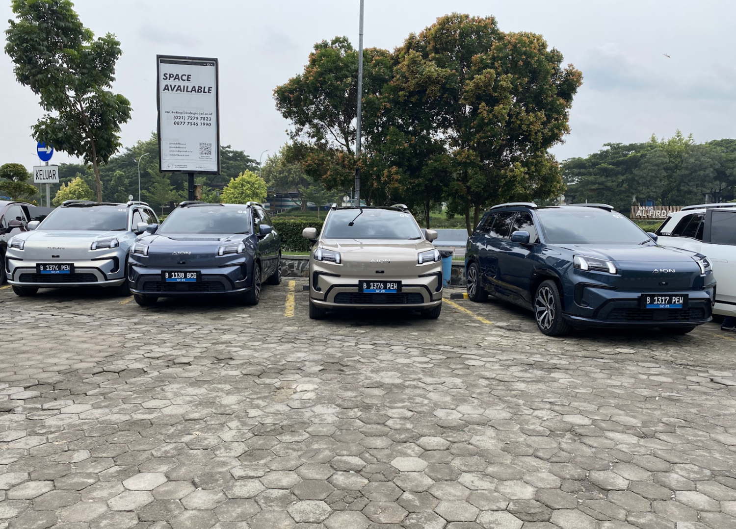 berita, Berita Otomotif, news, Aion V, Media Drive Aion V, Test Drive Aion V; SUV Listrik dengan Kabin Lega, Performa Mumpuni, dan Ada Kulkasnya!, Komitmen Aion dalam Kendaraan Listrik, Pengalaman Berkendara Aion V, Performa di Jalan Tol dan Suspensi yang Nyaman, Kenyamanan di Baris Kedua, Fitur-Fitur Aion V, Kelebihan dan Kekurangan Aion V, Pilihan Warna dan Perkiraan Harga Aion V
