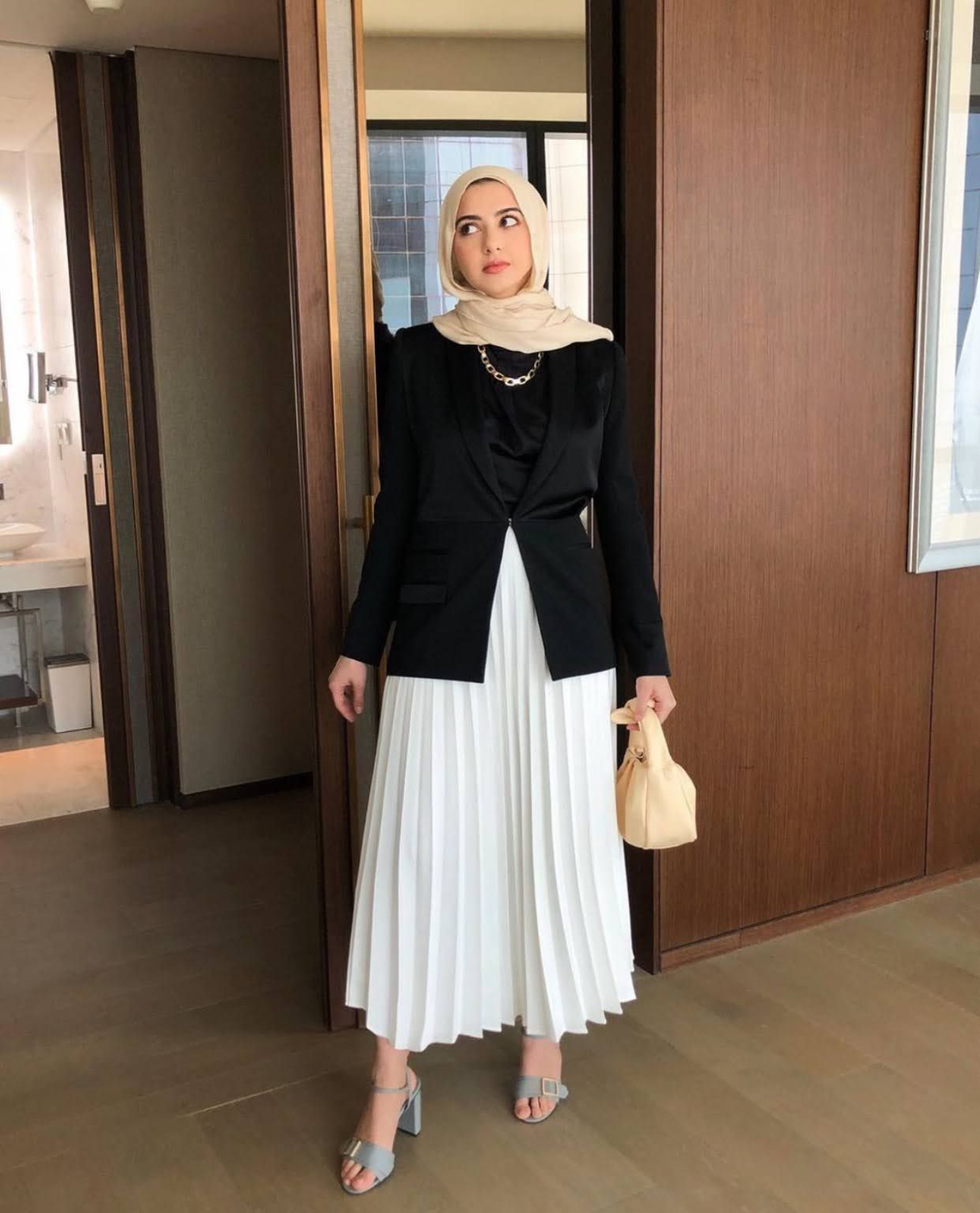 Casual Look untuk Bukber Bareng Teman, Modest & Formal Look untuk Acara Keluarga, Rok Plisket untuk ke Kantor, Tampil Stylish waktu Ngabuburit