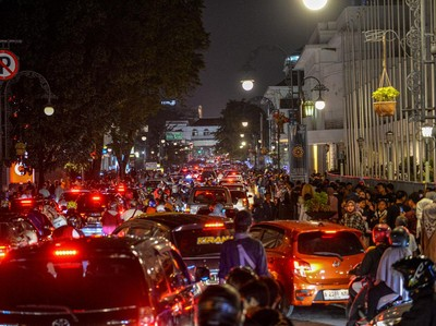 1. Pilih Waktu Liburan yang Tepat, 2. Rencanakan Itinerary yang Matang, 3. Pilih Akomodasi yang Strategis, 4. Hindari Jam-Jam Sibuk, 5. Jelajahi Wisata Alam Bandung, 6. Nikmati Kuliner Khas Bandung, 7. Gunakan Transportasi yang Efisien, 8. Jangan Lupa Membawa Oleh-Oleh