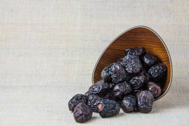 Mengenal Kurma Ajwa, Kurma Spesial Berharga Premium, Apa itu Kurma Ajwa?, Bentuk dan Cita-Rasa Kurma Ajwa, Kandungan Nutrisi, Cara Menikmati Kurma Ajwa