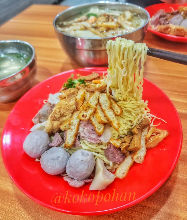 10 Bakmi Enak di Taman Palem Jakarta Barat, 1. Bakmi 7 Kawan, 2. Bakmi Ahiung Khas Jambi, 3. Bakmi Ace Khas Kalimantan, 4. Ncek Legenda Noodle, 5. Emie Acuan 12, 6. Bakmi Kadut, 7. Bakmi Aroma Medan, 8. Pig Hunter, 9. Bakmi Karet Mangga Besar, 10. Bakmi MikMik 68
