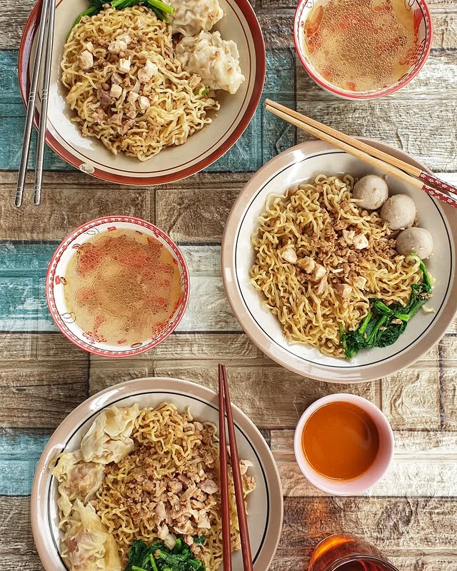 10 Bakmi Enak di Taman Palem Jakarta Barat, 1. Bakmi 7 Kawan, 2. Bakmi Ahiung Khas Jambi, 3. Bakmi Ace Khas Kalimantan, 4. Ncek Legenda Noodle, 5. Emie Acuan 12, 6. Bakmi Kadut, 7. Bakmi Aroma Medan, 8. Pig Hunter, 9. Bakmi Karet Mangga Besar, 10. Bakmi MikMik 68