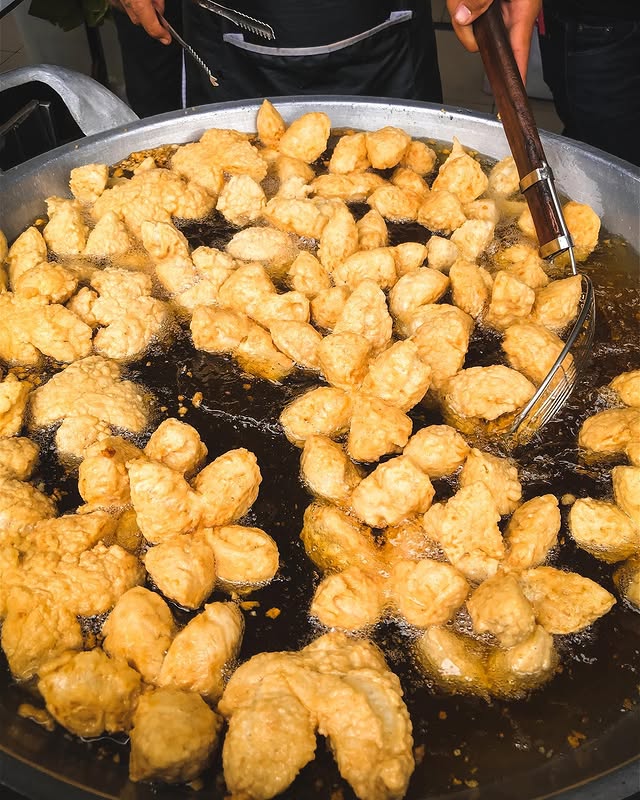 10 Tempat Jajan Bakso Goreng Enak di Bandung, 1. Baso Arief, 2. Bakso Goreng Anugerah, 3. Bakso Goreng Baginda, 4. Bakso Goreng Pandu, 5. Bacuko, 6. Bakso Tjap Haji, 7. Mie Rica Kejaksaan, 8. Bakmie Karet, 9. RM Sinar Gakong, 10. Bacimut Bandung