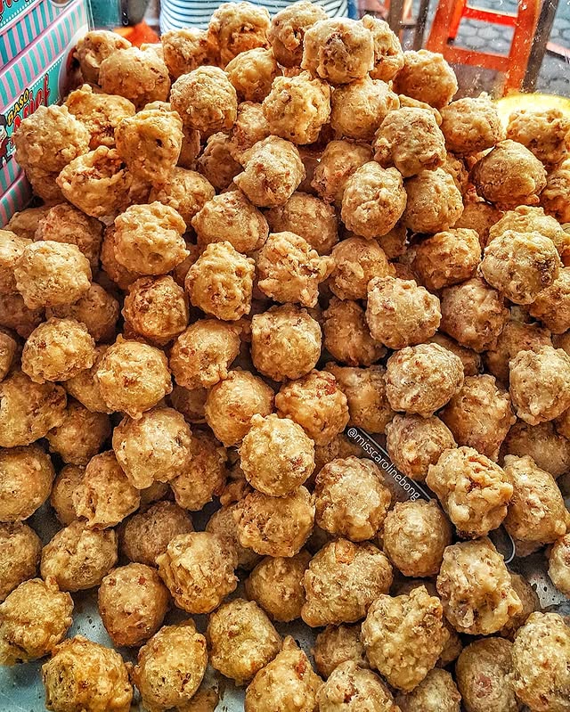 10 Tempat Jajan Bakso Goreng Enak di Bandung, 1. Baso Arief, 2. Bakso Goreng Anugerah, 3. Bakso Goreng Baginda, 4. Bakso Goreng Pandu, 5. Bacuko, 6. Bakso Tjap Haji, 7. Mie Rica Kejaksaan, 8. Bakmie Karet, 9. RM Sinar Gakong, 10. Bacimut Bandung