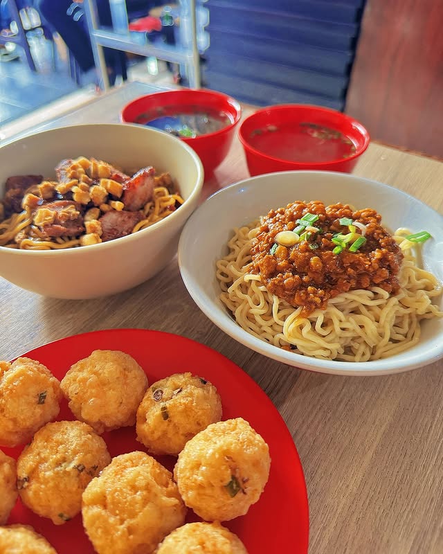 10 Tempat Jajan Bakso Goreng Enak di Bandung, 1. Baso Arief, 2. Bakso Goreng Anugerah, 3. Bakso Goreng Baginda, 4. Bakso Goreng Pandu, 5. Bacuko, 6. Bakso Tjap Haji, 7. Mie Rica Kejaksaan, 8. Bakmie Karet, 9. RM Sinar Gakong, 10. Bacimut Bandung