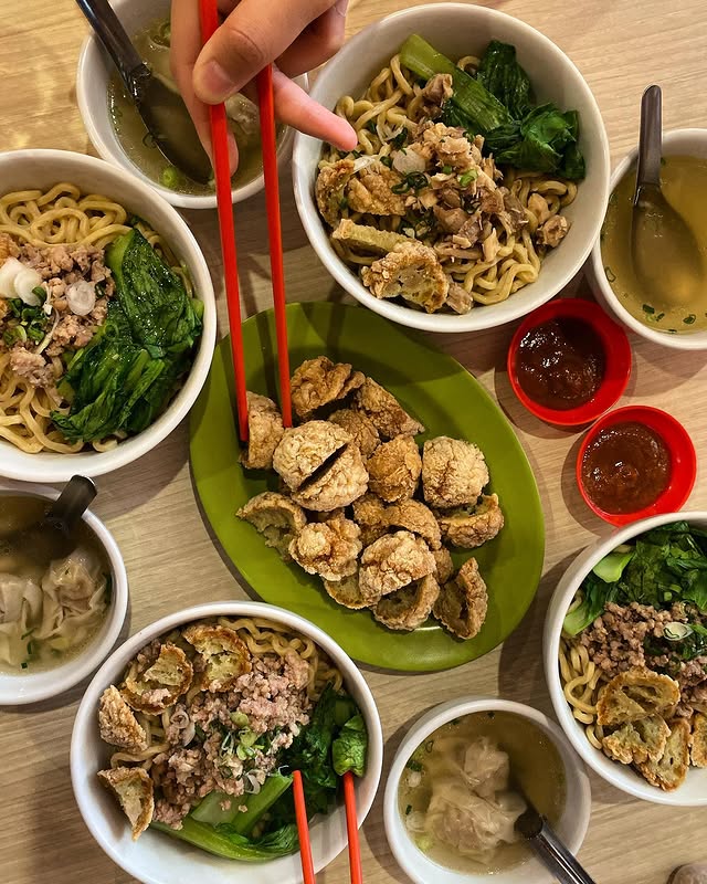 10 Tempat Jajan Bakso Goreng Enak di Bandung, 1. Baso Arief, 2. Bakso Goreng Anugerah, 3. Bakso Goreng Baginda, 4. Bakso Goreng Pandu, 5. Bacuko, 6. Bakso Tjap Haji, 7. Mie Rica Kejaksaan, 8. Bakmie Karet, 9. RM Sinar Gakong, 10. Bacimut Bandung