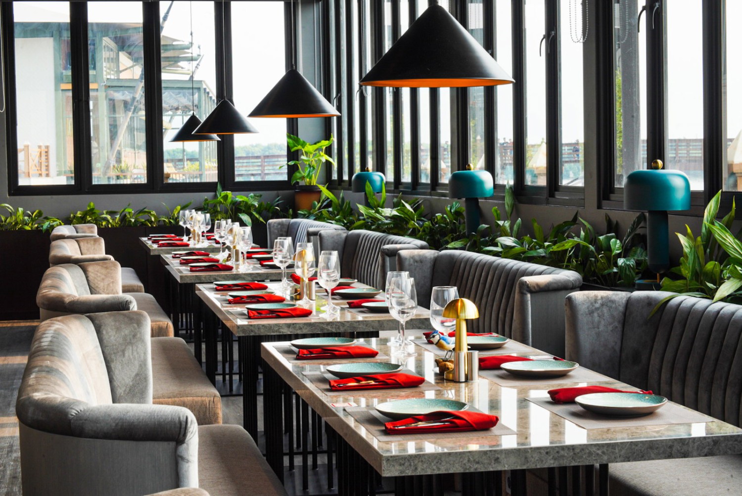 Cutt and Grill Batavia PIK, Steakhouse Mewah dengan View Indah, Area Bersantai yang Ideal, Pilihan Daging Berkualitas Tinggi, 1 Kg USDA Prime Porterhouse, The Cutt Bone Marrow, Dry Aged Steaks, Smoked USDA Ribs Burger, Aneka Menu Spesial, Bar Modern dengan Pilihan Beverages Bervariasi