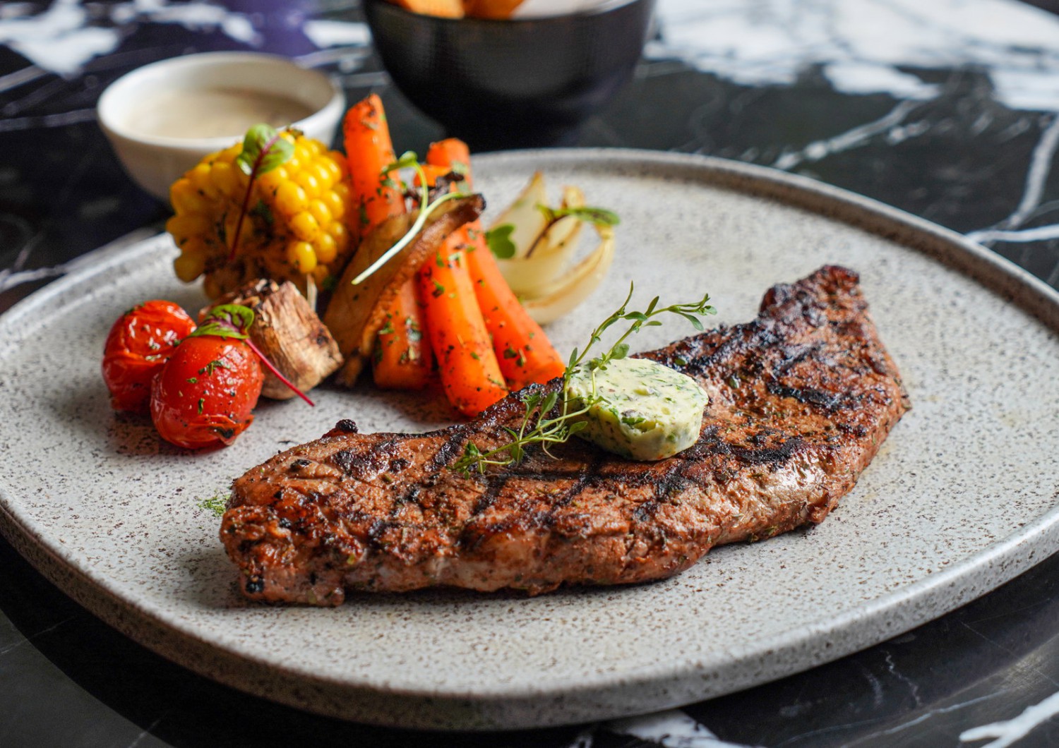 Cutt and Grill Batavia PIK, Steakhouse Mewah dengan View Indah, Area Bersantai yang Ideal, Pilihan Daging Berkualitas Tinggi, 1 Kg USDA Prime Porterhouse, The Cutt Bone Marrow, Dry Aged Steaks, Smoked USDA Ribs Burger, Aneka Menu Spesial, Bar Modern dengan Pilihan Beverages Bervariasi