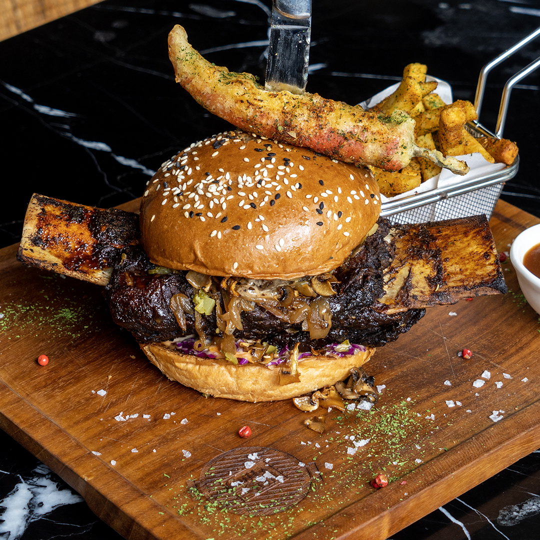 Cutt and Grill Batavia PIK, Steakhouse Mewah dengan View Indah, Area Bersantai yang Ideal, Pilihan Daging Berkualitas Tinggi, 1 Kg USDA Prime Porterhouse, The Cutt Bone Marrow, Dry Aged Steaks, Smoked USDA Ribs Burger, Aneka Menu Spesial, Bar Modern dengan Pilihan Beverages Bervariasi