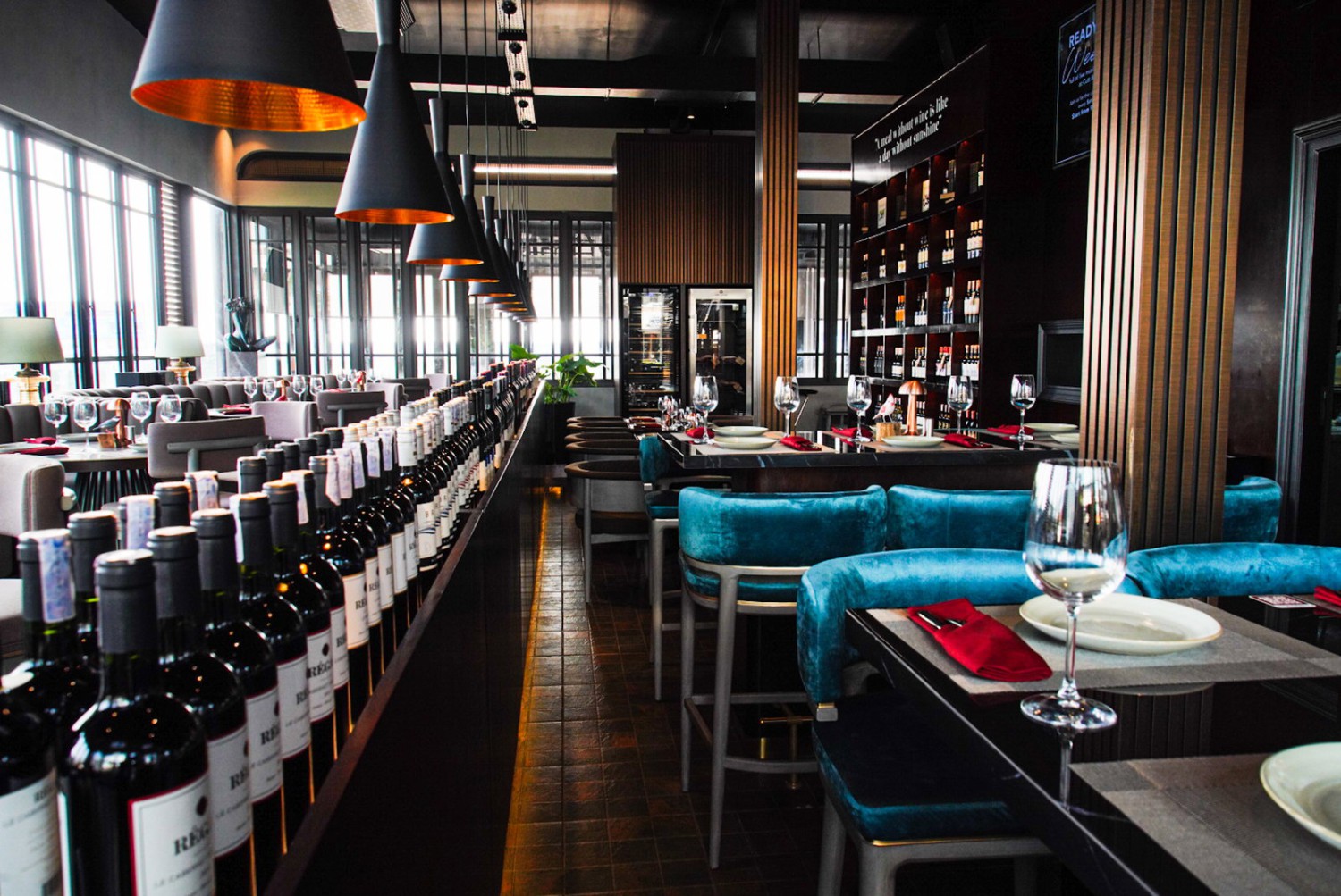 Cutt and Grill Batavia PIK, Steakhouse Mewah dengan View Indah, Area Bersantai yang Ideal, Pilihan Daging Berkualitas Tinggi, 1 Kg USDA Prime Porterhouse, The Cutt Bone Marrow, Dry Aged Steaks, Smoked USDA Ribs Burger, Aneka Menu Spesial, Bar Modern dengan Pilihan Beverages Bervariasi