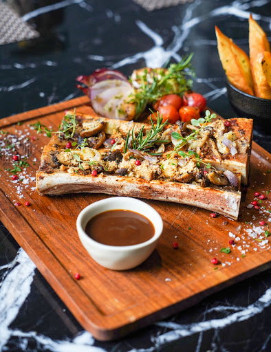 Cutt and Grill Batavia PIK, Steakhouse Mewah dengan View Indah, Area Bersantai yang Ideal, Pilihan Daging Berkualitas Tinggi, 1 Kg USDA Prime Porterhouse, The Cutt Bone Marrow, Dry Aged Steaks, Smoked USDA Ribs Burger, Aneka Menu Spesial, Bar Modern dengan Pilihan Beverages Bervariasi