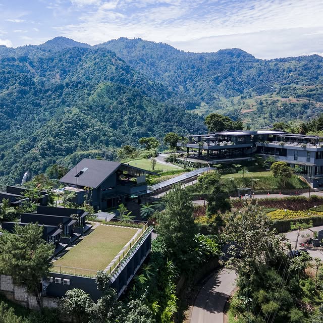 10 Cafe di Sentul View Alam buat Short Escape!, 1. Kopi Koneng, 2. The Upper Clift Resort &amp; Cafe, 3. Richie Garden Resto, 4. Villa Aman D’Sini, 5. Flowey, 6. Pancar Garden, 7. Highlanders Cafe, 8. Mandapa Kirana Resort, 9. Honey Land Sentul, 10. Kopi Tepian