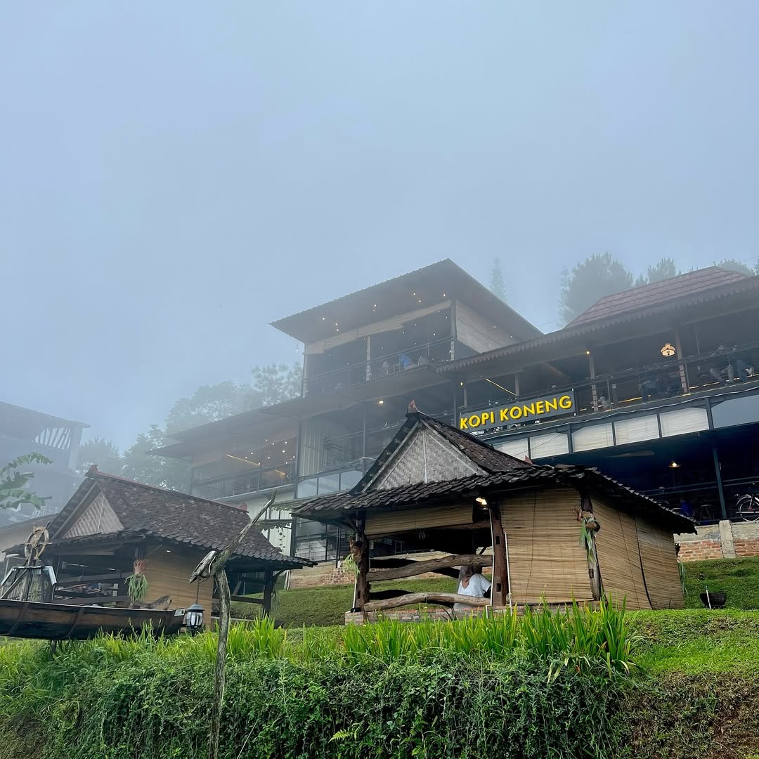 10 Cafe di Sentul View Alam buat Short Escape!, 1. Kopi Koneng, 2. The Upper Clift Resort &amp; Cafe, 3. Richie Garden Resto, 4. Villa Aman D’Sini, 5. Flowey, 6. Pancar Garden, 7. Highlanders Cafe, 8. Mandapa Kirana Resort, 9. Honey Land Sentul, 10. Kopi Tepian