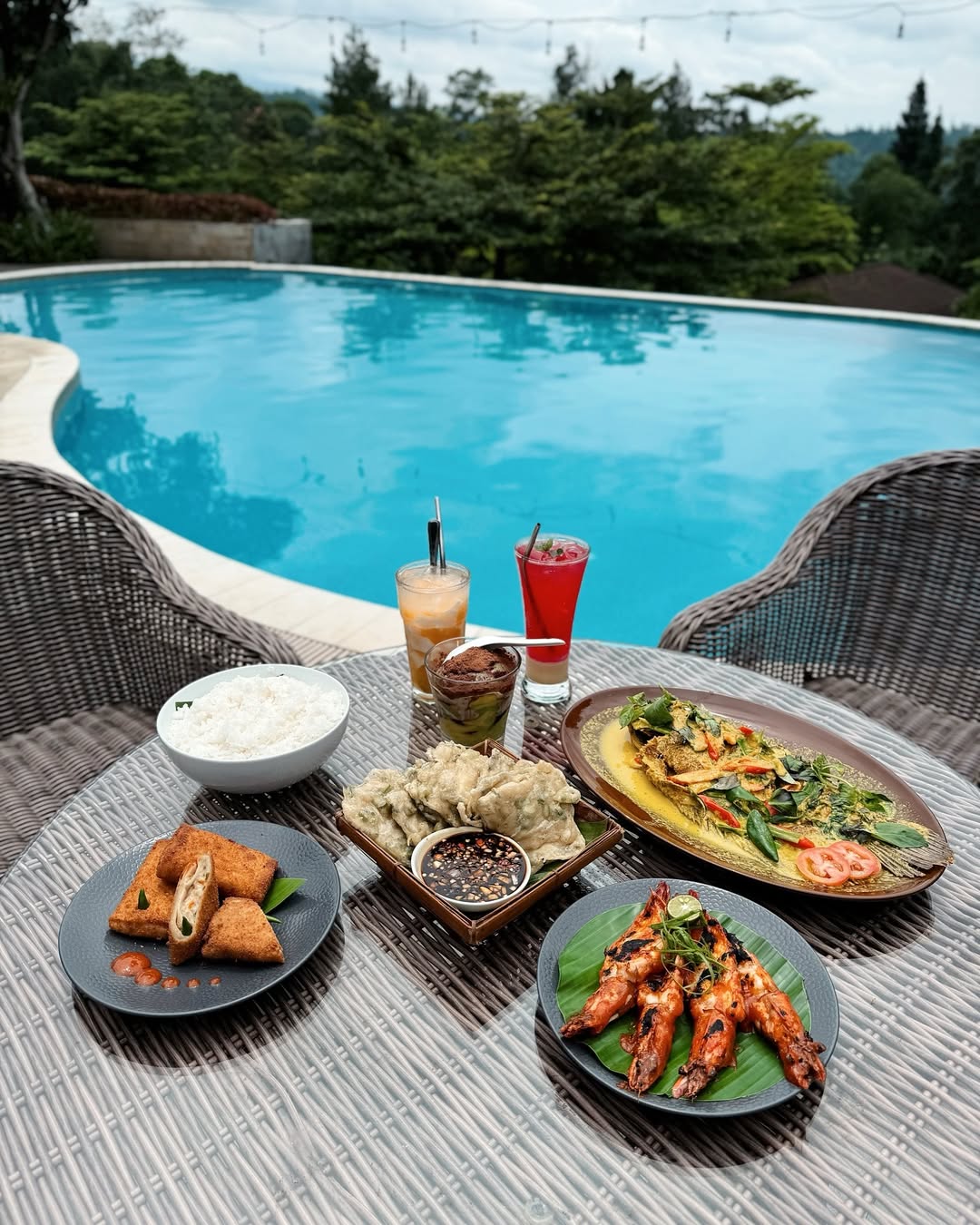 10 Cafe di Sentul View Alam buat Short Escape!, 1. Kopi Koneng, 2. The Upper Clift Resort &amp; Cafe, 3. Richie Garden Resto, 4. Villa Aman D’Sini, 5. Flowey, 6. Pancar Garden, 7. Highlanders Cafe, 8. Mandapa Kirana Resort, 9. Honey Land Sentul, 10. Kopi Tepian