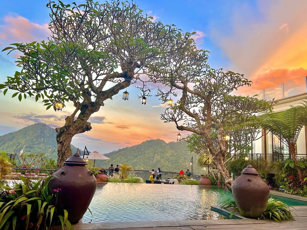 10 Cafe di Sentul View Alam buat Short Escape!, 1. Kopi Koneng, 2. The Upper Clift Resort &amp; Cafe, 3. Richie Garden Resto, 4. Villa Aman D’Sini, 5. Flowey, 6. Pancar Garden, 7. Highlanders Cafe, 8. Mandapa Kirana Resort, 9. Honey Land Sentul, 10. Kopi Tepian