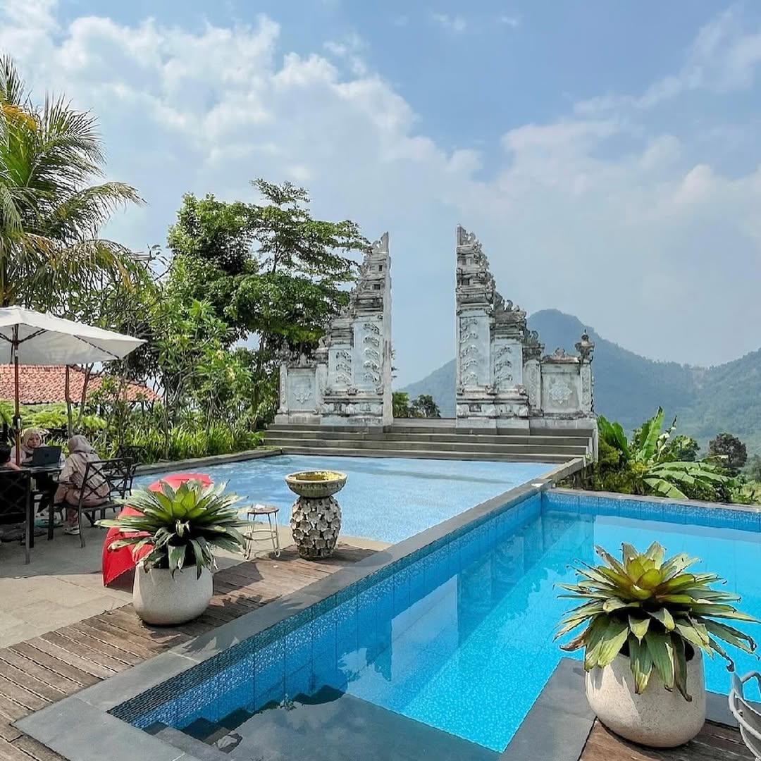 10 Cafe di Sentul View Alam buat Short Escape!, 1. Kopi Koneng, 2. The Upper Clift Resort &amp; Cafe, 3. Richie Garden Resto, 4. Villa Aman D’Sini, 5. Flowey, 6. Pancar Garden, 7. Highlanders Cafe, 8. Mandapa Kirana Resort, 9. Honey Land Sentul, 10. Kopi Tepian