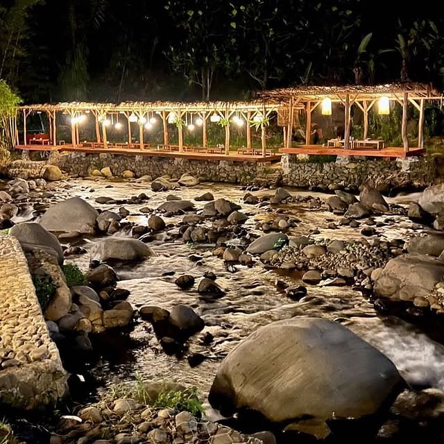 10 Cafe di Sentul View Alam buat Short Escape!, 1. Kopi Koneng, 2. The Upper Clift Resort &amp; Cafe, 3. Richie Garden Resto, 4. Villa Aman D’Sini, 5. Flowey, 6. Pancar Garden, 7. Highlanders Cafe, 8. Mandapa Kirana Resort, 9. Honey Land Sentul, 10. Kopi Tepian