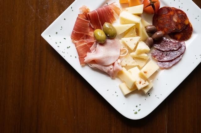 10 Board Cheese Platter Jakarta Paling Juara, 1. Le Quartier, 2. Txoko Jakarta, 3. Bistecca, 4. Nidcielo, 5. La Posta, 6. Convivium Bakery &amp; Deli, 7. Le Bliss Bouquet, 8. Levant Boulangerie, 9. The Board &amp; Bites.co, 10. Animale Restaurant