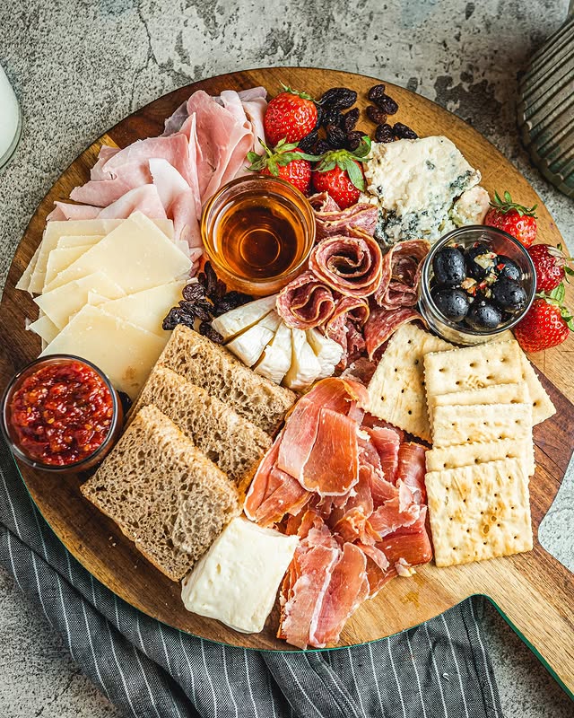 10 Board Cheese Platter Jakarta Paling Juara, 1. Le Quartier, 2. Txoko Jakarta, 3. Bistecca, 4. Nidcielo, 5. La Posta, 6. Convivium Bakery &amp; Deli, 7. Le Bliss Bouquet, 8. Levant Boulangerie, 9. The Board &amp; Bites.co, 10. Animale Restaurant
