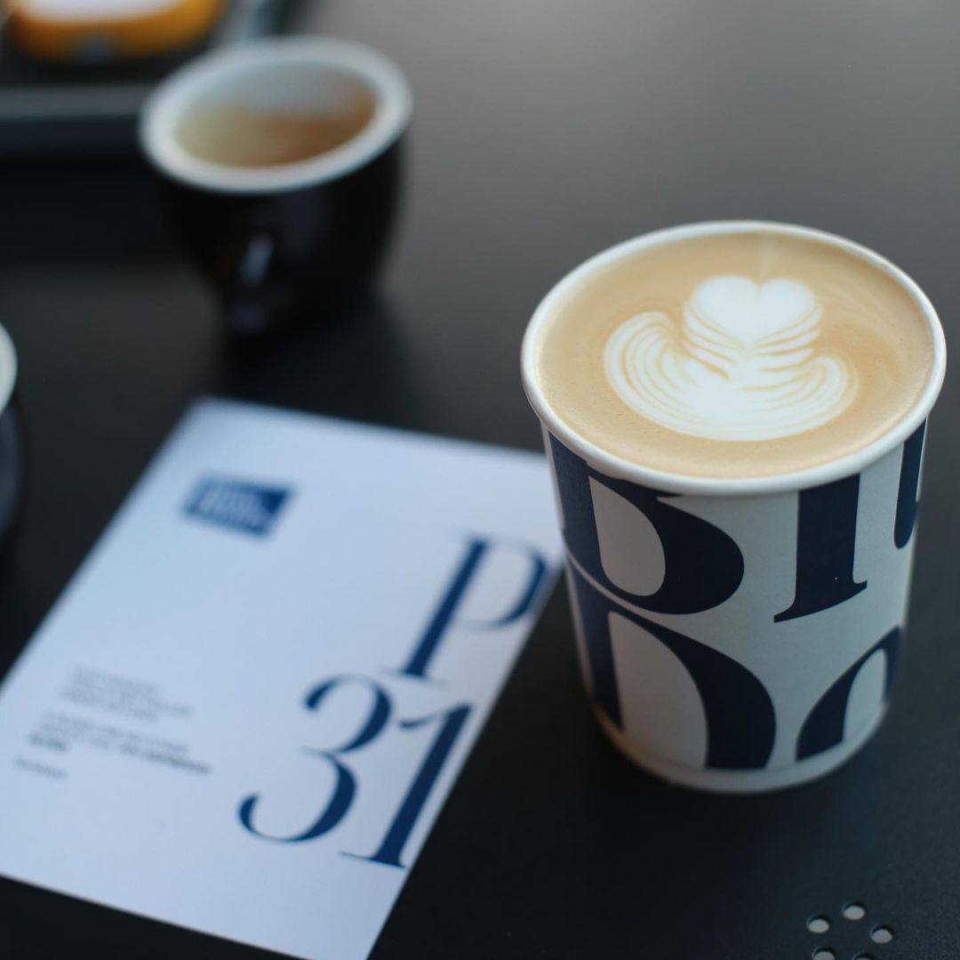 Bikin Bangga! Ini 8 Coffeeshop Lokal yang Go Internasional, 1. Toko Kopi Tuku (Seoul, Korea Selatan), 2. Tanamera Coffee (Singapura), 3. Kopi Kenangan (Singapura &amp; Malaysia), 4. Fore Coffee (Singapura), 5. Kopi Kalyan (Tokyo), 6. Kopiteori (Singapura), 7. Blue Doors (Melbourne, Australia), 8. Dua Coffee (Washington DC, Amerika Serikat)