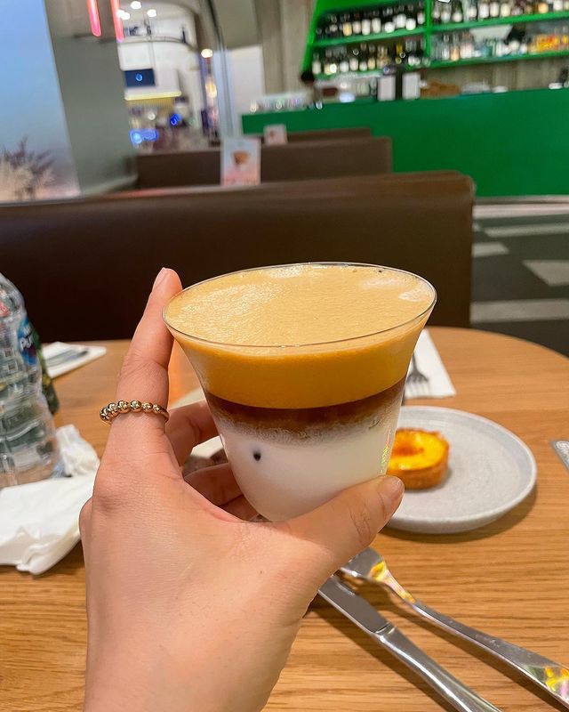 Cobain Dirty Coffee di Jakarta, Beda dari Caffe Latte Biasa!, Apa Itu Dirty Coffee?, Cara Menikmati Dirty Coffee, Cita Rasa Dirty Coffee, Menikmati Dirty Coffee di Jakarta