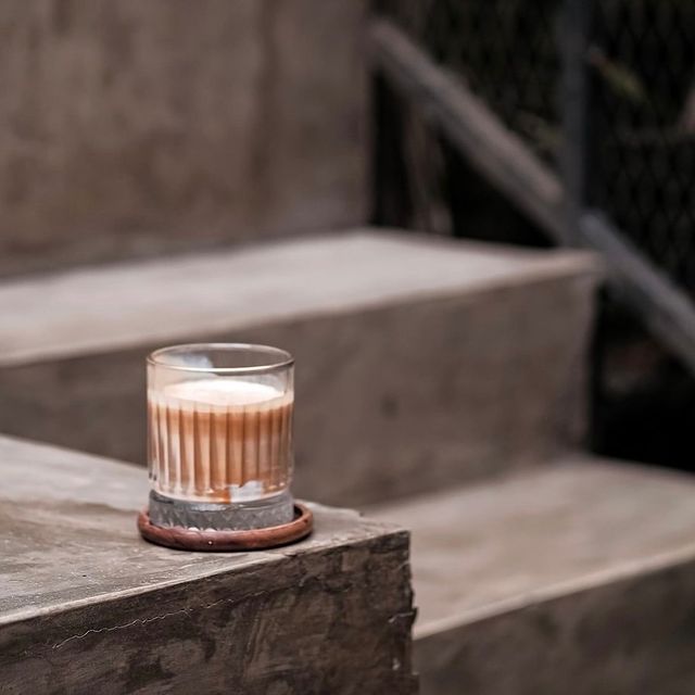 Cobain Dirty Coffee di Jakarta, Beda dari Caffe Latte Biasa!, Apa Itu Dirty Coffee?, Cara Menikmati Dirty Coffee, Cita Rasa Dirty Coffee, Menikmati Dirty Coffee di Jakarta