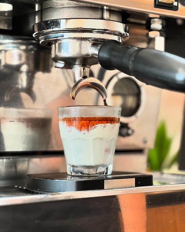 Cobain Dirty Coffee di Jakarta, Beda dari Caffe Latte Biasa!, Apa Itu Dirty Coffee?, Cara Menikmati Dirty Coffee, Cita Rasa Dirty Coffee, Menikmati Dirty Coffee di Jakarta