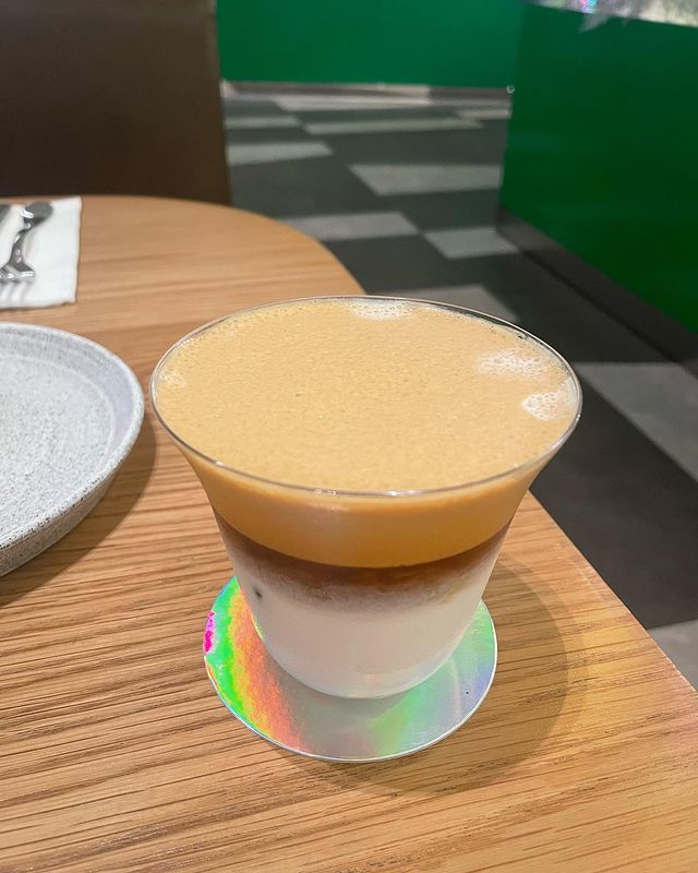 Cobain Dirty Coffee di Jakarta, Beda dari Caffe Latte Biasa!, Apa Itu Dirty Coffee?, Cara Menikmati Dirty Coffee, Cita Rasa Dirty Coffee, Menikmati Dirty Coffee di Jakarta