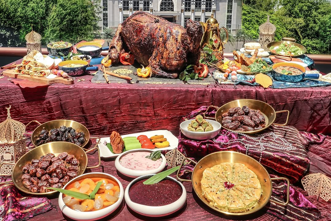 10 Promo Iftar Buffet Hotel Bandung 2025 Paling Worth It, 1. GH Universal, 2. The Papandayan Hotel, 3. De Paviljoen, 4. Padma Hotel, 5. Hilton Bandung, 6. Sheraton Hotel, 7. The Trans Luxury Hotel, 8. Aryaduta Hotel, 9. Savoy Homann, 10. Courtyard Bandung