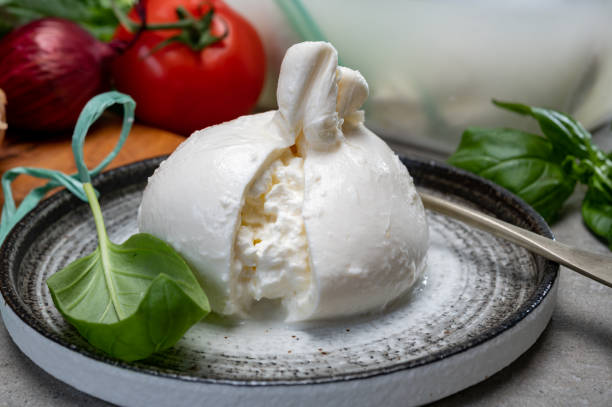 10 Jenis Keju Italia Paling Populer, 1. Parmigiano-Reggiano, 2. Mozzarella di Bufala, 3. Burrata, 4. Pecorino Romano, 5. Gorgonzola, 6. Grana Padano, 7. Taleggio, 8. Fontina d’Aosta, 9. Asiago, 10. Mascarpone