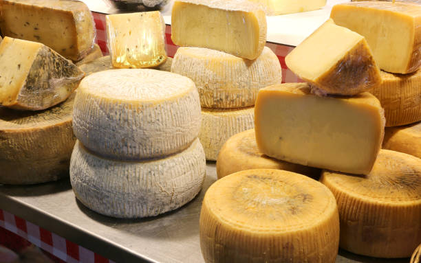 10 Jenis Keju Italia Paling Populer, 1. Parmigiano-Reggiano, 2. Mozzarella di Bufala, 3. Burrata, 4. Pecorino Romano, 5. Gorgonzola, 6. Grana Padano, 7. Taleggio, 8. Fontina d’Aosta, 9. Asiago, 10. Mascarpone