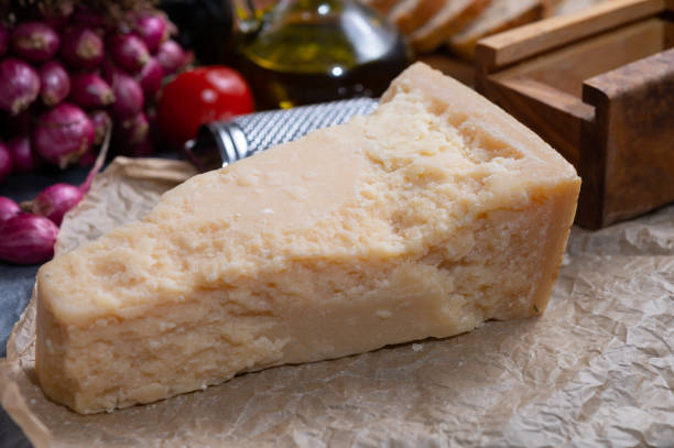 10 Jenis Keju Italia Paling Populer, 1. Parmigiano-Reggiano, 2. Mozzarella di Bufala, 3. Burrata, 4. Pecorino Romano, 5. Gorgonzola, 6. Grana Padano, 7. Taleggio, 8. Fontina d’Aosta, 9. Asiago, 10. Mascarpone