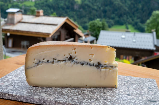 10 Jenis Keju Italia Paling Populer, 1. Parmigiano-Reggiano, 2. Mozzarella di Bufala, 3. Burrata, 4. Pecorino Romano, 5. Gorgonzola, 6. Grana Padano, 7. Taleggio, 8. Fontina d’Aosta, 9. Asiago, 10. Mascarpone