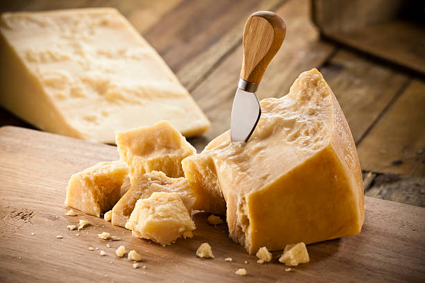 10 Jenis Keju Italia Paling Populer, 1. Parmigiano-Reggiano, 2. Mozzarella di Bufala, 3. Burrata, 4. Pecorino Romano, 5. Gorgonzola, 6. Grana Padano, 7. Taleggio, 8. Fontina d’Aosta, 9. Asiago, 10. Mascarpone