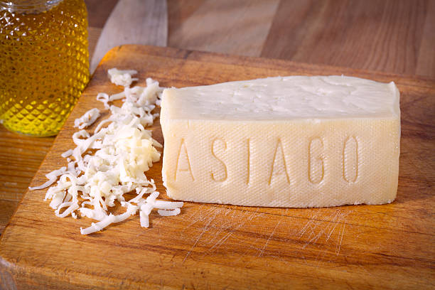 10 Jenis Keju Italia Paling Populer, 1. Parmigiano-Reggiano, 2. Mozzarella di Bufala, 3. Burrata, 4. Pecorino Romano, 5. Gorgonzola, 6. Grana Padano, 7. Taleggio, 8. Fontina d’Aosta, 9. Asiago, 10. Mascarpone