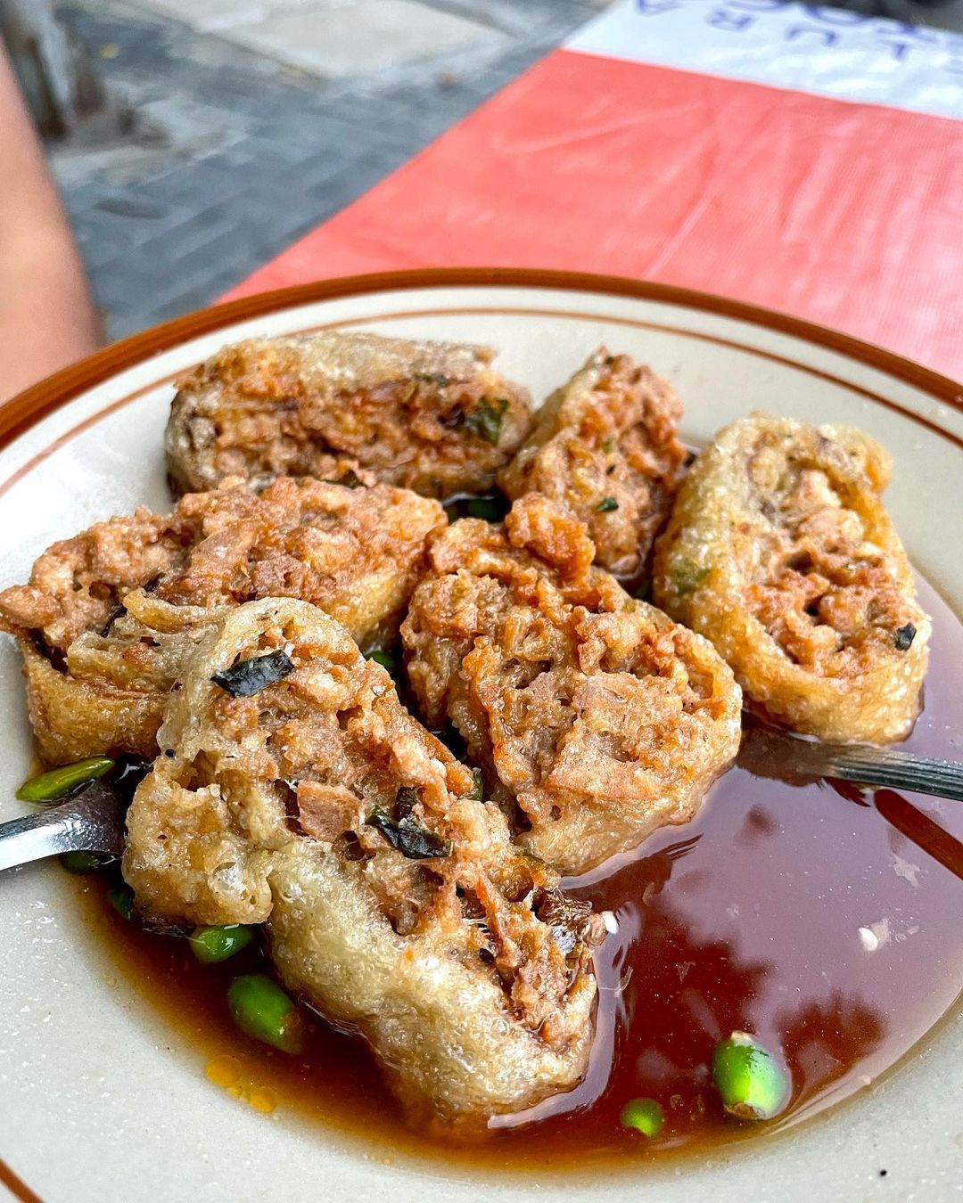 10 Kuliner Jakarta yang Lagi Hits dan Viral di 2023, 1. Taichan Nyot2, 2. Warpopski, 3. Warung Bali Pak Gede, 4. Rumah Makan Lokiin, 5. Iga Panggang Panglima, 6. Mie Ayam Sapi Pedes Sedep, 7. Bakmie Daging Legenda, 8. Ayam Goreng Gohyong Malaya, 9. Rojo Sambel, 10. Doughzen