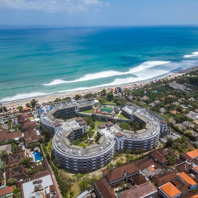 10 Paket Nyepi Bali 2025 dengan Suasana Pinggir Pantai, 1. Courtyard by Marriott Seminyak, 2. Sheraton Kuta, 3. Fairfield by Marriott Kuta, 4. Padma Resort Legian, 5. Bali Dynasty Resort, 6. Pullman Bali Legian, 7. Holiday Inn Resort Canggu, 8. AYANA Resort Bali, 9. InterContinental Bali Resort, 10. Sofitel Bali Nusa Dua Beach Resort