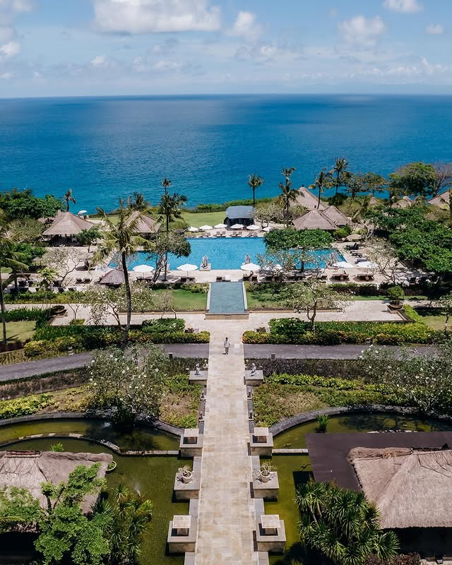 10 Paket Nyepi Bali 2025 dengan Suasana Pinggir Pantai, 1. Courtyard by Marriott Seminyak, 2. Sheraton Kuta, 3. Fairfield by Marriott Kuta, 4. Padma Resort Legian, 5. Bali Dynasty Resort, 6. Pullman Bali Legian, 7. Holiday Inn Resort Canggu, 8. AYANA Resort Bali, 9. InterContinental Bali Resort, 10. Sofitel Bali Nusa Dua Beach Resort