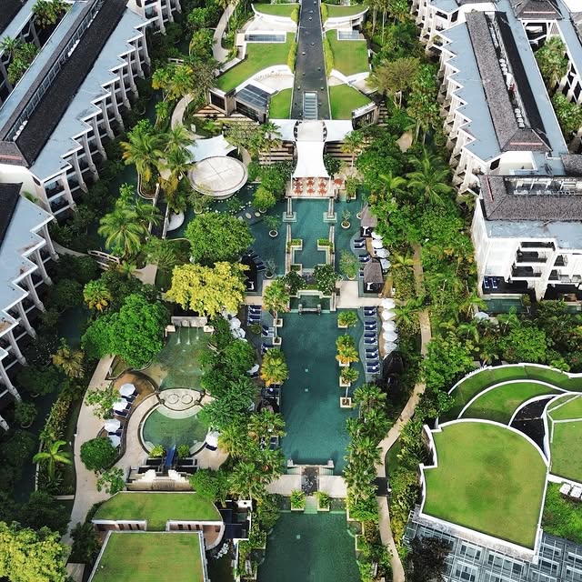10 Paket Nyepi Bali 2025 dengan Suasana Pinggir Pantai, 1. Courtyard by Marriott Seminyak, 2. Sheraton Kuta, 3. Fairfield by Marriott Kuta, 4. Padma Resort Legian, 5. Bali Dynasty Resort, 6. Pullman Bali Legian, 7. Holiday Inn Resort Canggu, 8. AYANA Resort Bali, 9. InterContinental Bali Resort, 10. Sofitel Bali Nusa Dua Beach Resort