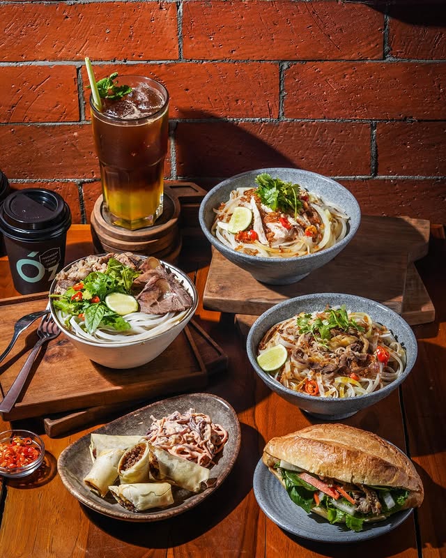 10 Restoran Baru di Gading Serpong April 2025, 1. BaiWei, 2. Chuan Qi Claypot, 3. Gomachi Soba, 4. Kungfu Hotpot, 5. Pho Thicc, 6. Torishin, 7. Red Fox, 8. Bakmi Lofu, 9. Depot Palapa, 10. Minus 18 Creamery