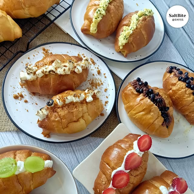 8 Salt Bread di Jakarta yang Viral, 1. Little Salt Bread, 2. SaltBite, 3. Bread Culture, 4. Chulos Bakehouse, 5. Better Chocolate Than Never, 6. Hey Kuro, 7. NoolStrala, 8. Super Furry