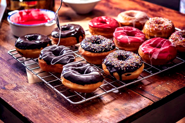 Lagi Viral, Begini Asal-Usul dan Sejarah Donat, Sajian Roti yang Digoreng, Dibawa Oleh Imigran Belanda di Amerika, Lubang di Tengah yang Jadi Ciri Khas, Penamaan Donat, Pembuatan Donat Otomatis, Donat Masa Kini